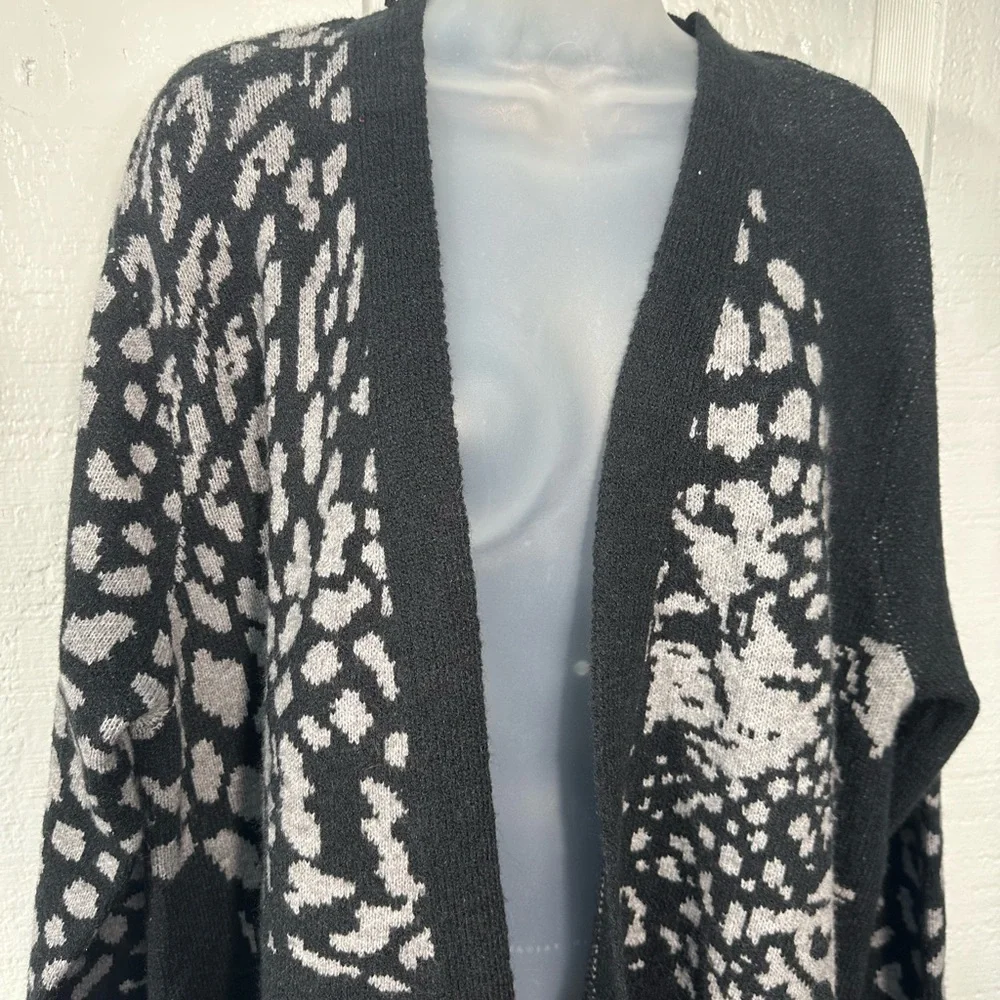 Loralette Cardi Lena Black and Gray Leopard Print Long Sleeve Sweater SZ 18 NWT - Picture 5 of 9